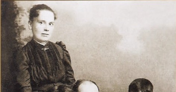 Don Vittorio Cuccuini junto a su esposa y sus hijos