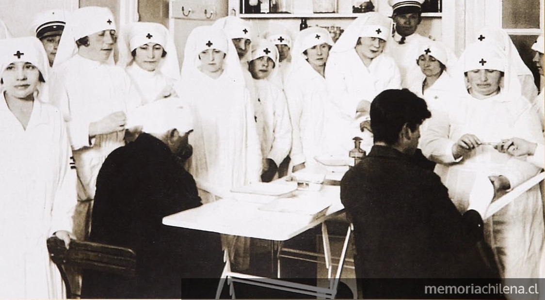 Mujeres en clases de instrucción para enfermeras de la Cruz Roja. Punta Arenas, hacia 1930