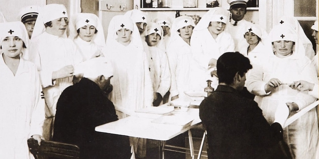 Mujeres en clases de instrucción para enfermeras de la Cruz Roja. Punta Arenas, hacia 1930