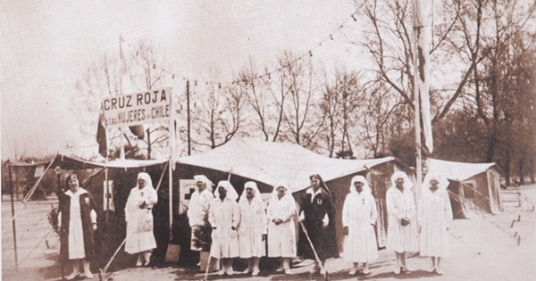 Puesto de primeros auxilios instalado en la entrada de la Quinta Normal. Santiago, hacia 1930