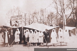 Puesto de primeros auxilios instalado en la entrada de la Quinta Normal. Santiago, hacia 1930