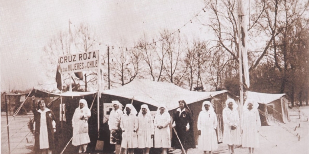 Puesto de primeros auxilios instalado en la entrada de la Quinta Normal. Santiago, hacia 1930