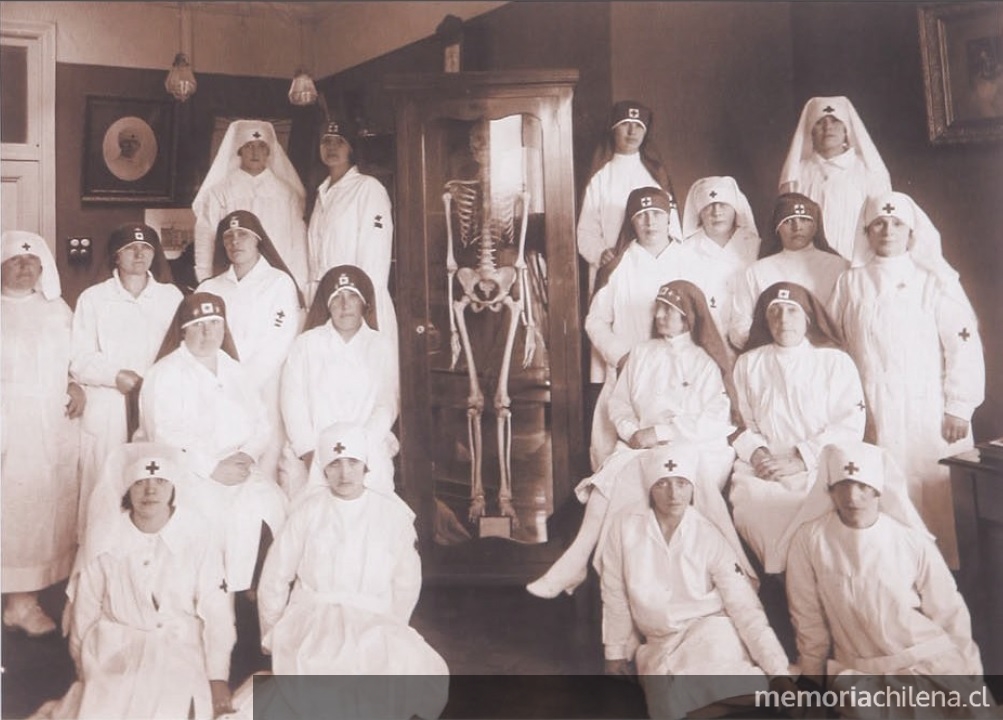 Grupo de enfermeras de la Cruz Roja. Santiago, hacia 1930