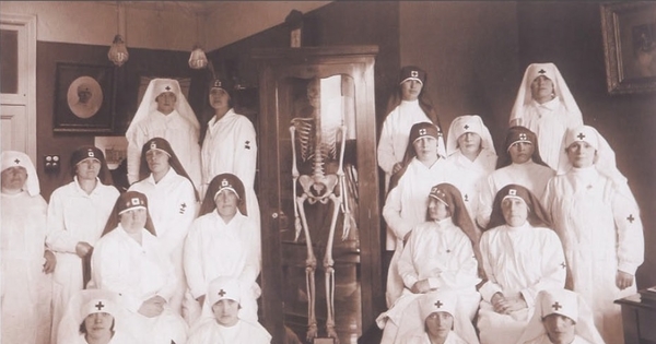 Grupo de enfermeras de la Cruz Roja. Santiago, hacia 1930