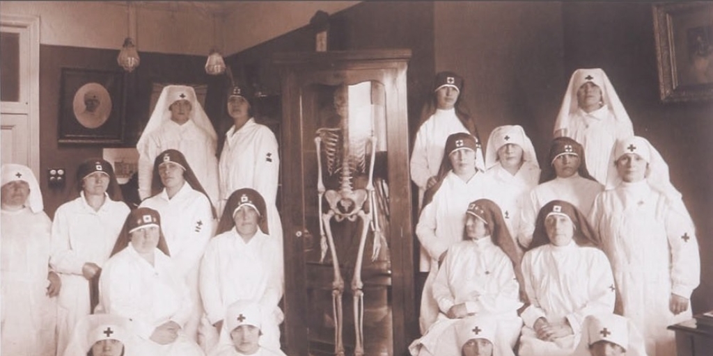 Grupo de enfermeras de la Cruz Roja. Santiago, hacia 1930