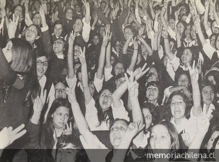Marcha de las cacerolas vacías, contra el gobierno de Salvador Allende, 1971. Marcha de las cacerolas vacías, contra el gobierno de Salvador Allende, 1971.
