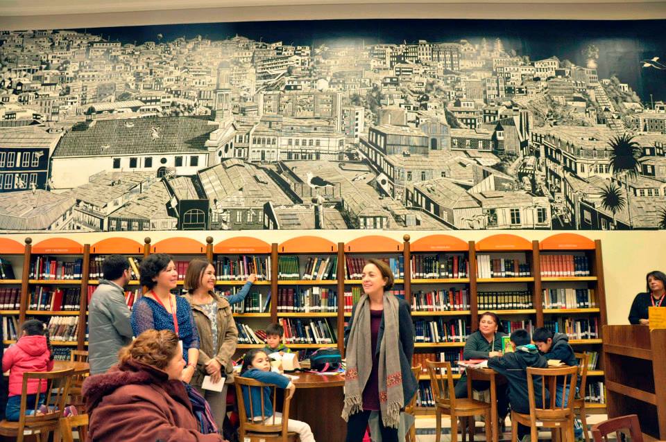 Sala de Referencia y Bibliografía, al fondo, el mural de Loro Coirón.