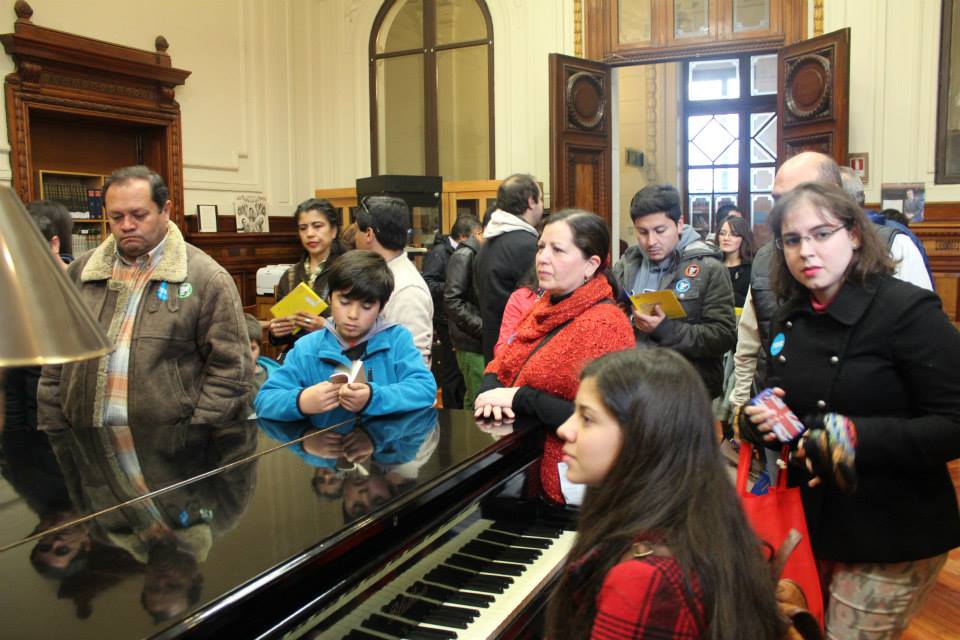 Visitantes en el Archivo de Música de la Biblioteca Nacional.