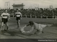 Sergio Livingstone atajando por Universidad Católica en el Estadio de Carabineros, c. 1940 Sergio Livingstone atajando por Universidad Católica en el Estadio de Carabineros, c. 1940