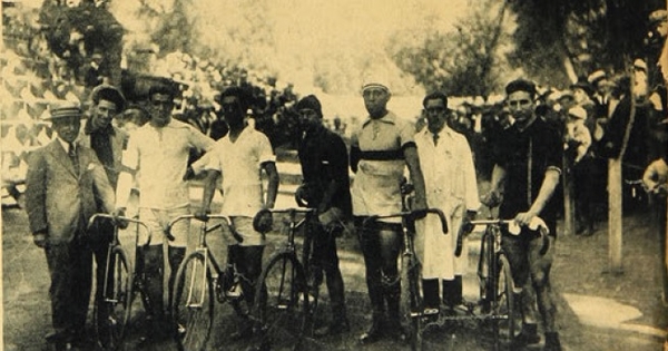 Partida de carrera ciclística en el Velódromo del Parque Cousiño, 1923