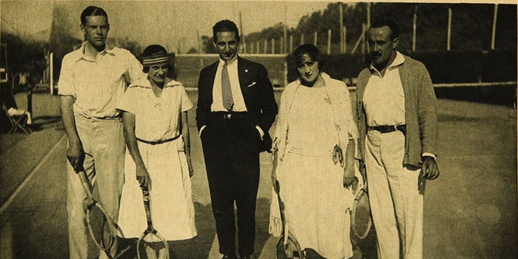 Jugadores de la final del doble mixto en las canchas del International Tennis Club, 1923