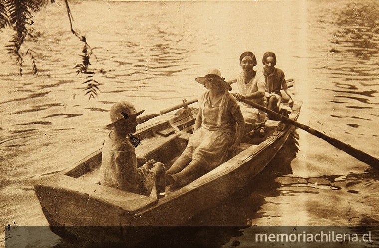 Aficionadas al remo en la Laguna del Parque Cousiño, 1926