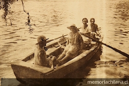 Aficionadas al remo en la Laguna del Parque Cousiño, 1926