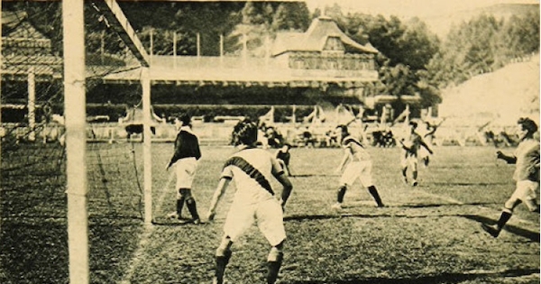 Partido de fútbol entre La Cruz y Diamante en las canchas del Valparaíso Sporting Club, 1923