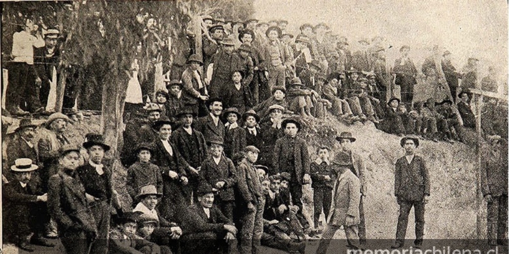 Público en la cancha del picadero Alemán, 1923