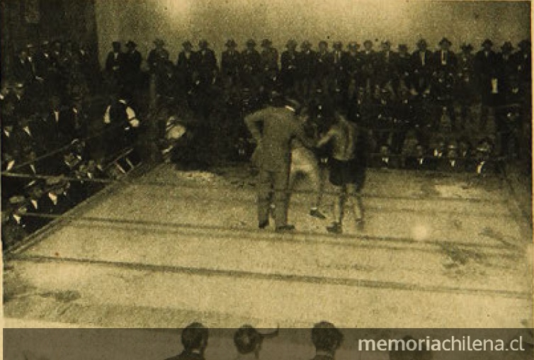 Pelea en el ring de la Federación de Box de Chile en calle Arturo Prat, 1923