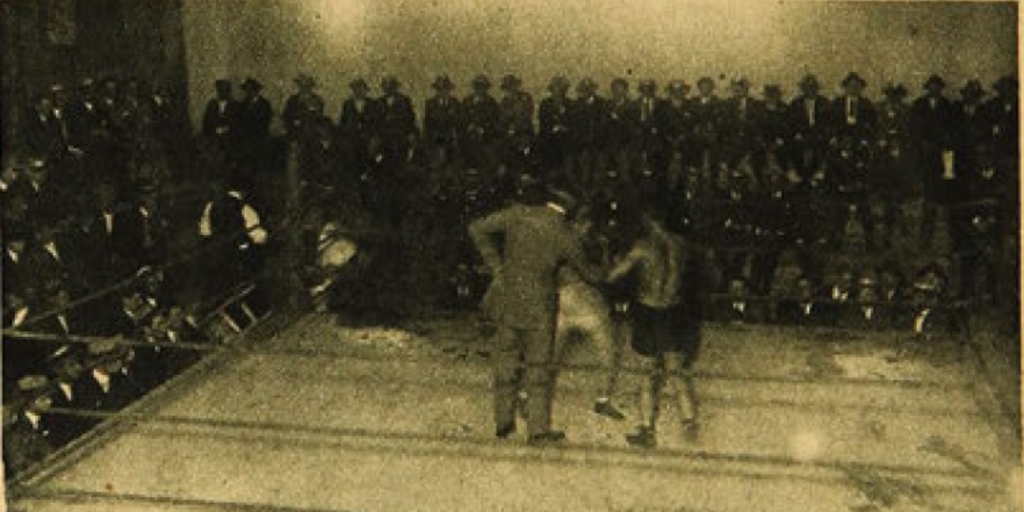 Pelea en el ring de la Federación de Box de Chile en calle Arturo Prat, 1923