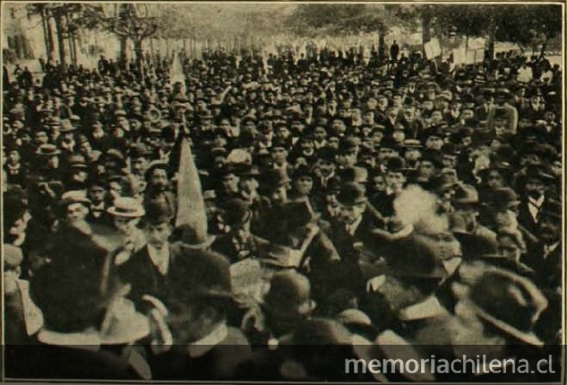 La concurrencia al Meeting Sportivo oyendo los discursos frente a la estatua de San Martín, 20 de mayo de 1909.