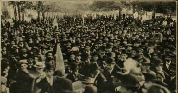 La concurrencia al Meeting Sportivo oyendo los discursos frente a la estatua de San Martín, 20 de mayo de 1909.