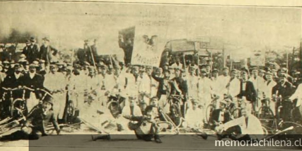 Federación de Ciclistas posa frente a La Moneda durante el Meeting Sportivo, 20 de mayo de 1909.