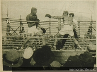 Pelea entre Santiago Mosca y Luis Vicentini en el ring de los Campos de Sports, 1923