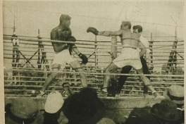 Pelea entre Santiago Mosca y Luis Vicentini en el ring de los Campos de Sports, 1923