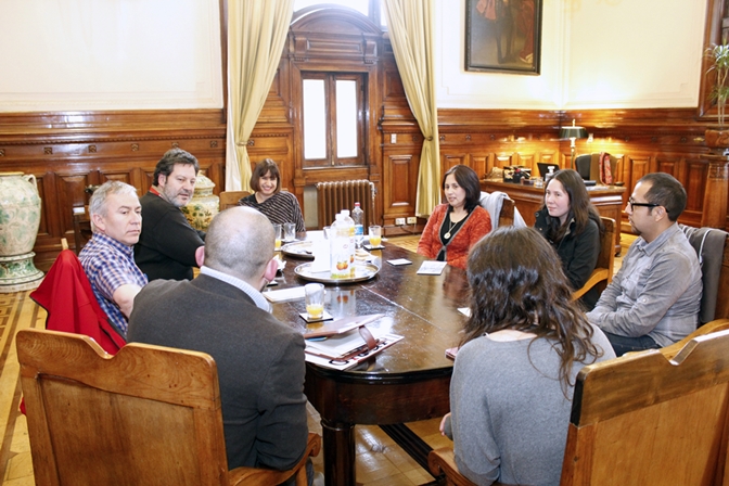 Equipo de pasantes en el gabinete de la subdirección de la Biblioteca Nacional.