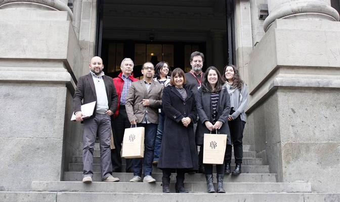 Pasantes y equipo organizador en el frontis de la Biblioteca Nacional.