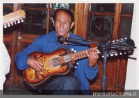 Don Chosto Ulloa con guitarrón, celebrando la Navidad en la Biblioteca Nacional