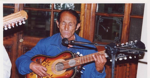 Don Chosto Ulloa con guitarrón, celebrando la Navidad en la Biblioteca Nacional