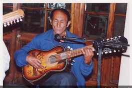 Don Chosto Ulloa con guitarrón, celebrando la Navidad en la Biblioteca Nacional