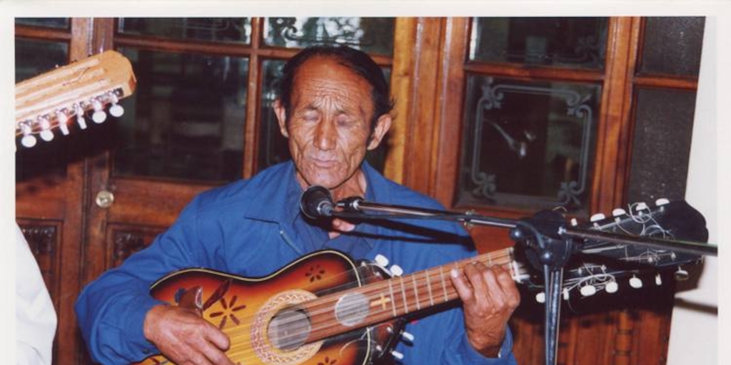 Don Chosto Ulloa con guitarrón, celebrando la Navidad en la Biblioteca Nacional