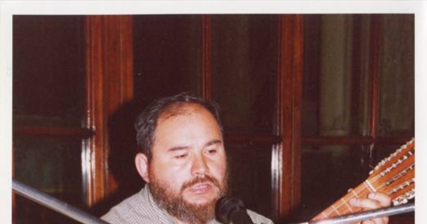 Alfonso Rubio con guitarrón, celebrando la Navidad en la Biblioteca Nacional