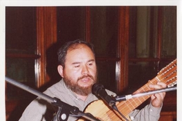 Alfonso Rubio con guitarrón, celebrando la Navidad en la Biblioteca Nacional