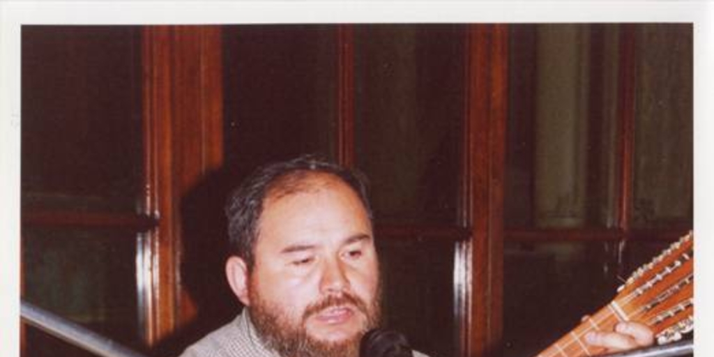 Alfonso Rubio con guitarrón, celebrando la Navidad en la Biblioteca Nacional