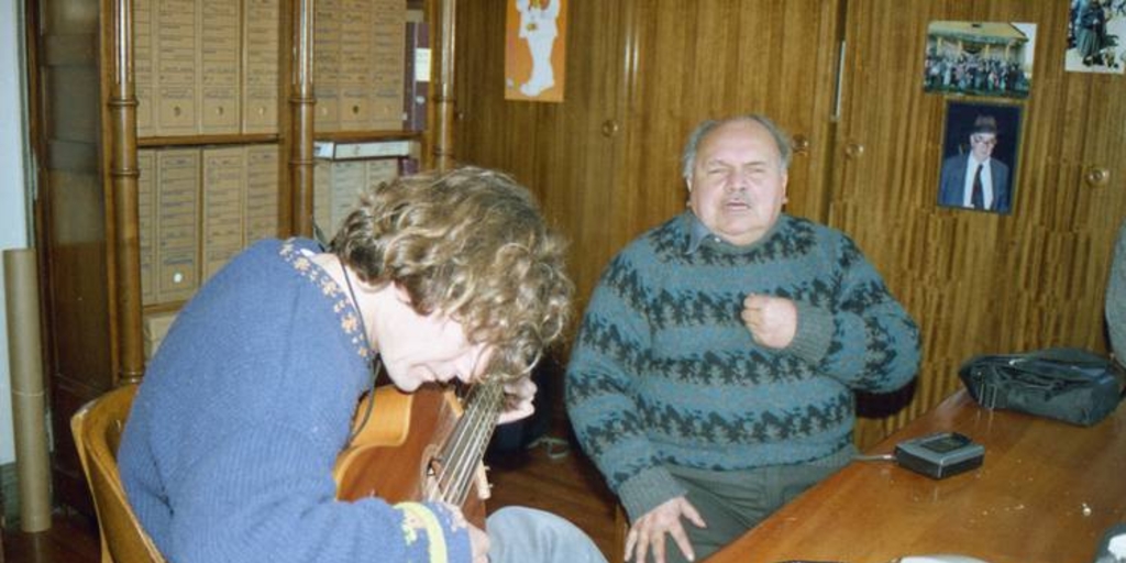 Claudio Mercado tocando Guitarrón junto a Santos Rubio, en Biblioteca Nacional