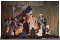 Alfonso Rubio, Manuel Saavedra, Santos Rubio, Juan Pérez y Chosto Ulloa, en Homenaje a los Guitarroneros de Pirque en el Teatro Palermo de Puente Alto