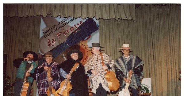 Alfonso Rubio, Manuel Saavedra, Santos Rubio, Juan Pérez y Chosto Ulloa, en Homenaje a los Guitarroneros de Pirque en el Teatro Palermo de Puente Alto