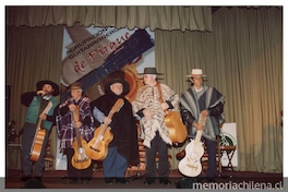 Alfonso Rubio, Manuel Saavedra, Santos Rubio, Juan Pérez y Chosto Ulloa, en Homenaje a los Guitarroneros de Pirque en el Teatro Palermo de Puente Alto