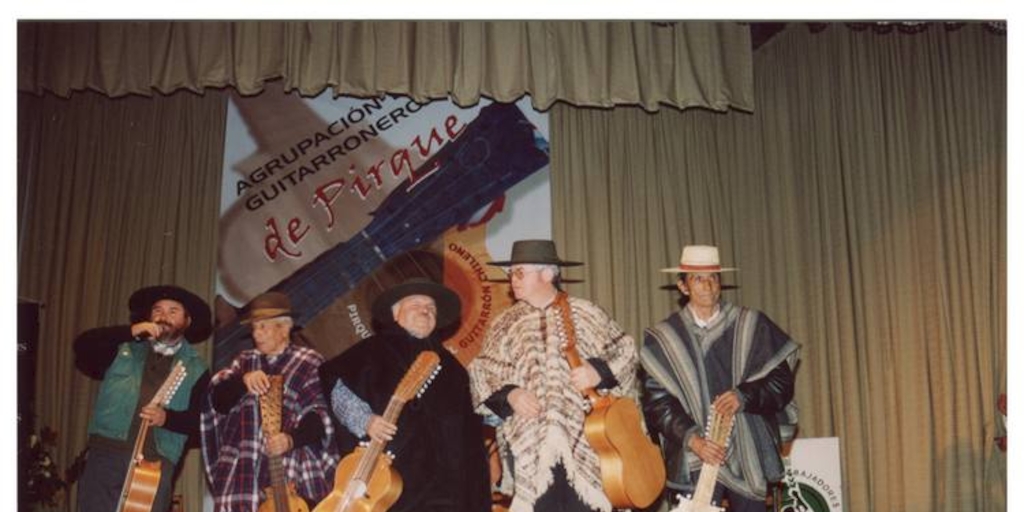 Alfonso Rubio, Manuel Saavedra, Santos Rubio, Juan Pérez y Chosto Ulloa, en Homenaje a los Guitarroneros de Pirque en el Teatro Palermo de Puente Alto