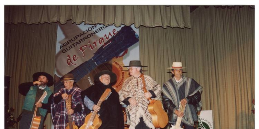 Alfonso Rubio, Manuel Saavedra, Santos Rubio, Juan Pérez y Chosto Ulloa, en Homenaje a los Guitarroneros de Pirque en el Teatro Palermo de Puente Alto