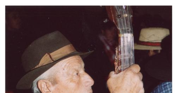 Manuel Saavedra con guitarrón, en Homenaje a los Guitarroneros de Pirque en el Teatro Palermo de Puente Alto.Don Audilio