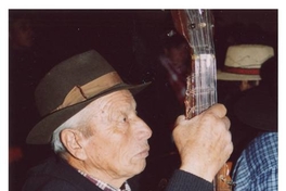 Manuel Saavedra con guitarrón, en Homenaje a los Guitarroneros de Pirque en el Teatro Palermo de Puente Alto.Don Audilio