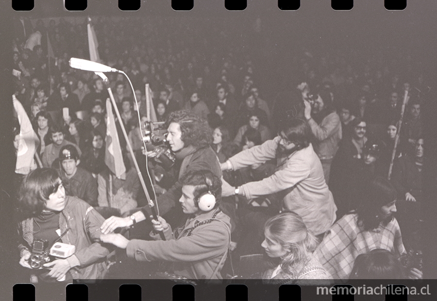 Equipo de filmación de La Batalla de Chile en el acto del FTR en cierre de campaña de proclamación a la CUT, Teatro Caupolicán, Santiago, 1972