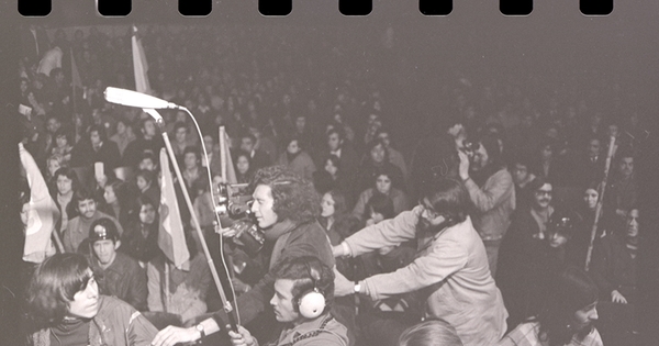 Equipo de filmación de La Batalla de Chile en el acto del FTR en cierre de campaña de proclamación a la CUT, Teatro Caupolicán, Santiago, 1972