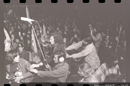 Equipo de filmación de La Batalla de Chile en el acto del FTR en cierre de campaña de proclamación a la CUT, Teatro Caupolicán, Santiago, 1972