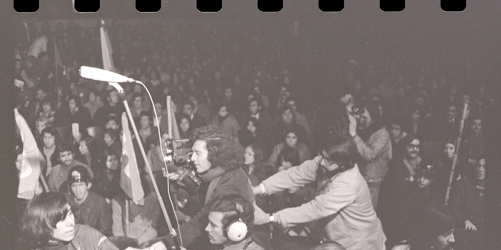 Equipo de filmación de La Batalla de Chile en el acto del FTR en cierre de campaña de proclamación a la CUT, Teatro Caupolicán, Santiago, 1972