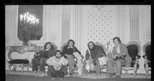 Equipo de filmación de La Batalla de Chile en un salón de La Moneda, Santiago, 1973