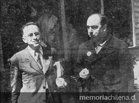 Arturo Soria y Pablo Neruda, en plena tarea de engullir manzanas