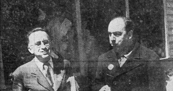 Arturo Soria y Pablo Neruda, en plena tarea de engullir manzanas